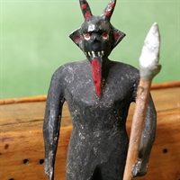 sort djævel med rødt skæg og stav i hånden gammel figur